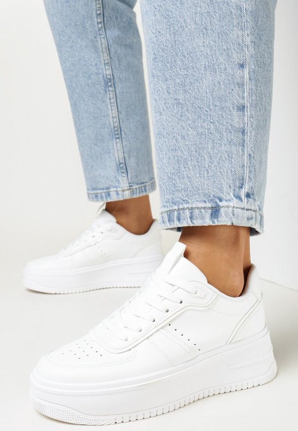 Born2be - Białe Sneakersy z Perforacją na Grubej Podeszwie Alilah. Wysokość cholewki: przed kostkę. Kolor: biały. Materiał: materiał. Szerokość cholewki: normalna. Obcas: na platformie