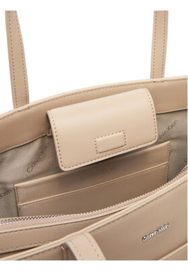 Calvin Klein Torebka Ck Must Medium Shopper W/Pocket K60K613019 Beżowy. Kolor: beżowy. Materiał: skórzane