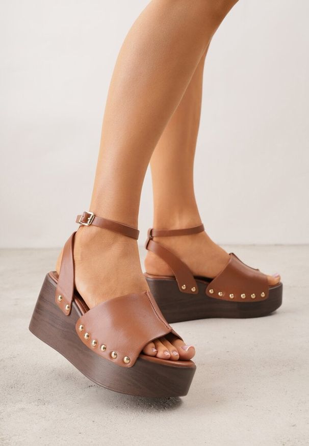 Renee - Brązowe Sandały na Platformie i Koturnie z Nitami po Bokach Zaehesh. Okazja: na co dzień. Zapięcie: sprzączka. Kolor: brązowy. Materiał: jeans. Obcas: na koturnie. Styl: casual