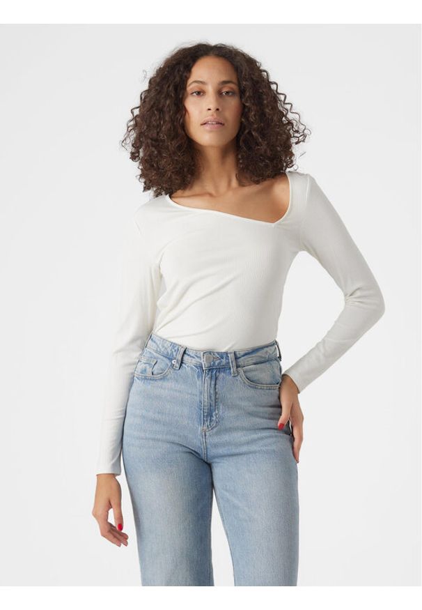 Vero Moda Bluzka Carina 10301178 Biały Regular Fit. Kolor: biały. Materiał: wiskoza