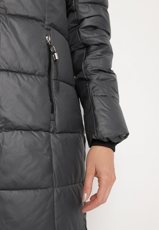 Born2be - Szara Długa Kurtka Pikowana z Futrzanym Kołnierzem z Możliwością Odpięcia Neavith. Okazja: na co dzień. Kolor: szary. Materiał: futro. Długość rękawa: długi rękaw. Długość: długie. Styl: klasyczny, casual, elegancki