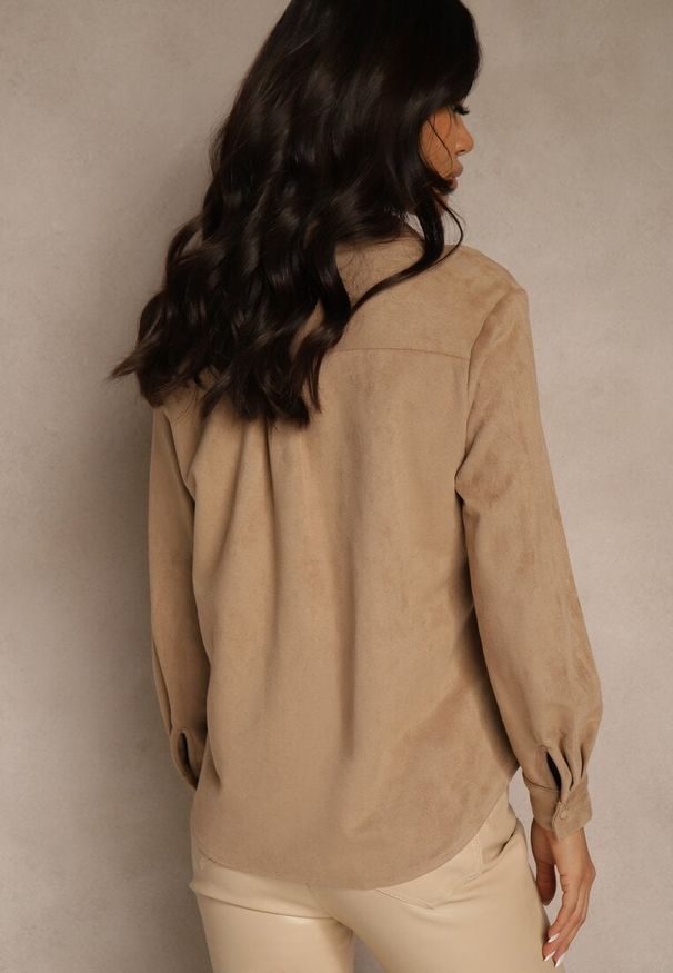 Renee - Beżowa Koszula z Imitacji Zamszu z Klapami Retilda. Okazja: na co dzień. Kolor: beżowy. Materiał: zamsz. Styl: casual, elegancki