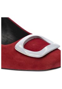 Czerwone Czółenka Espirito Eleganckie Buty Damskie. Zapięcie: klamry. Kolor: czerwony. Materiał: zamsz, skóra. Szerokość cholewki: normalna. Wzór: aplikacja. Obcas: na obcasie. Styl: elegancki. Wysokość obcasa: średni #7