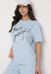 Born2be - Jasnoniebieski T-shirt z Ozdobnym Nadrukiem z Brokatem Tenesia. Okazja: na co dzień. Kolor: niebieski. Materiał: jeans, materiał. Wzór: nadruk. Styl: klasyczny, elegancki, casual