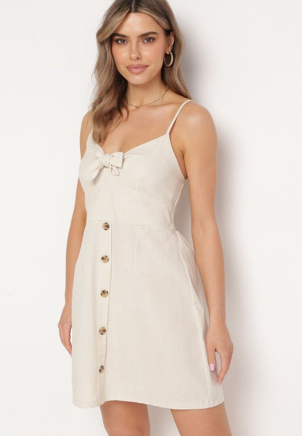 Born2be - Beżowa Sukienka Unneeded. Okazja: na imprezę, na randkę. Kolor: beżowy. Długość rękawa: na ramiączkach. Wzór: aplikacja. Typ sukienki: rozkloszowane. Styl: wakacyjny. Długość: mini