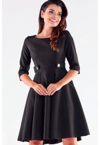 Awama - Elegancka sukienka rozkloszowana z ozdobnymi guzikami czarna. Okazja: do pracy. Kolor: czarny. Styl: elegancki #1
