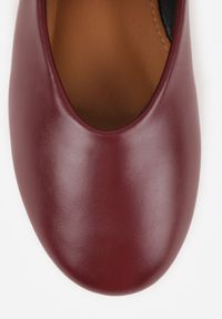 Renee - Bordowe Balerinki na Płaskiej Podeszwie Mary Jane Ozdobione Paskiem ze Sprzączką Fareloma. Okazja: na spacer, do pracy. Zapięcie: pasek. Kolor: czerwony. Wzór: aplikacja. Sezon: wiosna. Obcas: na płaskiej podeszwie. Styl: elegancki, klasyczny #9