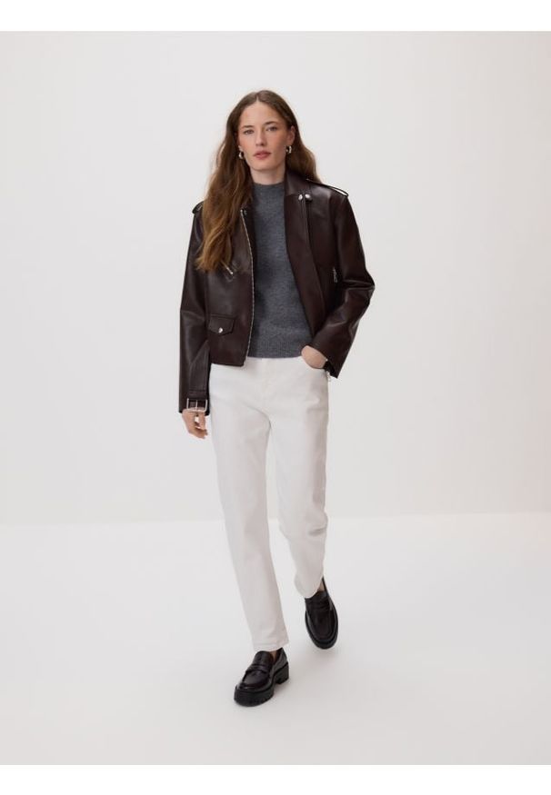 Reserved - Jeansy boyfriend slim - biały. Kolor: biały