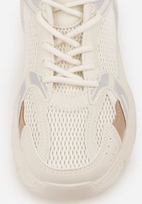 Renee - Beżowe Sneakersy Vices na Platformie Ozdobione Tłoczeniem Natiselle. Okazja: na co dzień. Kolor: beżowy. Materiał: jeans. Wzór: aplikacja. Obcas: na platformie #7