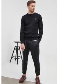 GANT - Gant sweter bawełniany męski kolor czarny. Okazja: na co dzień. Kolor: czarny. Materiał: bawełna. Długość rękawa: długi rękaw. Długość: długie. Wzór: aplikacja. Styl: casual