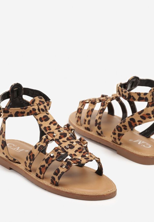 Renee - Panterkowe Sandały Gladiatorki Zapinane na Klamerkę Desarisa. Okazja: na co dzień. Nosek buta: otwarty. Zapięcie: klamry. Materiał: jeans. Wzór: paski. Obcas: na płaskiej podeszwie. Styl: boho, elegancki, casual