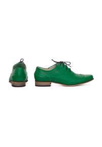 Zapato - jazzówki - skóra naturalna - model 246 - kolor malachitowy (38). Okazja: na co dzień, na spotkanie biznesowe, do pracy. Kolor: zielony. Materiał: skóra. Szerokość cholewki: normalna. Wzór: kolorowy, motyw zwierzęcy, kwiaty. Obcas: na obcasie. Styl: boho, biznesowy, klasyczny, elegancki, casual. Wysokość obcasa: niski #3