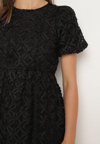 Born2be - Czarna Rozkloszowana Sukienka z Przeźroczystym Tiulem z Ozdobnym Wzorem Exbia. Typ kołnierza: dekolt w łódkę. Kolor: czarny. Materiał: tiul. Wzór: ażurowy. Styl: elegancki, klasyczny #3