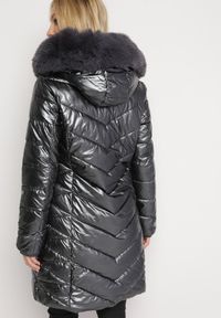 Born2be - Ciemnoszara Metaliczna Kurtka Pikowana z Kapturem Eclaris. Okazja: na co dzień. Typ kołnierza: kaptur. Kolor: szary. Materiał: futro, jeans. Długość rękawa: długi rękaw. Długość: długie. Wzór: aplikacja. Styl: casual, elegancki #4