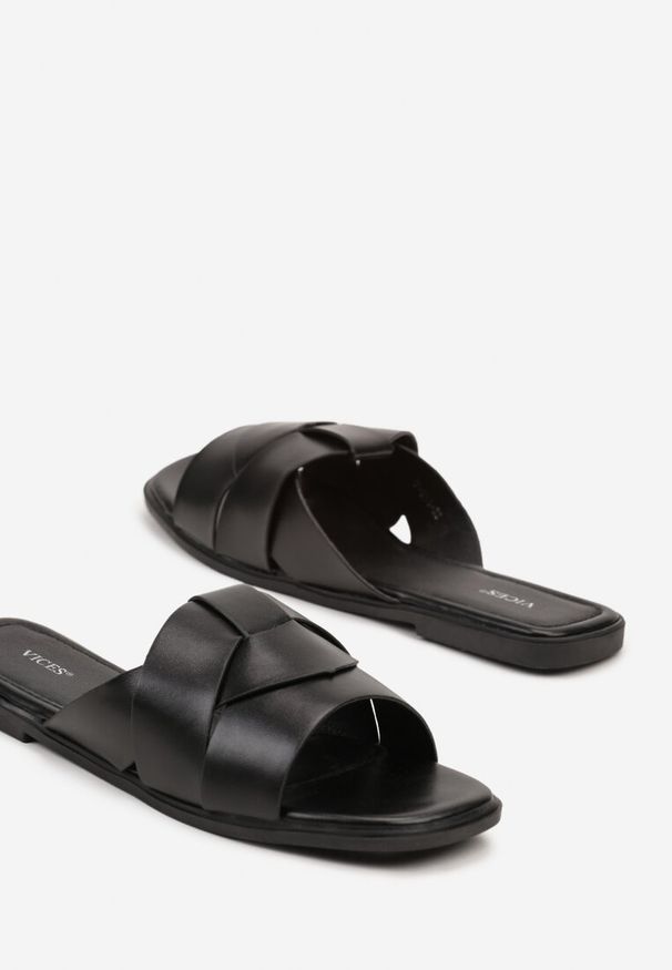 Born2be - Czarne Płaskie Klapki Wykończone Kwadratowym Noskiem Lorivia. Okazja: na co dzień. Kolor: czarny. Materiał: len. Wzór: geometria. Styl: elegancki, casual