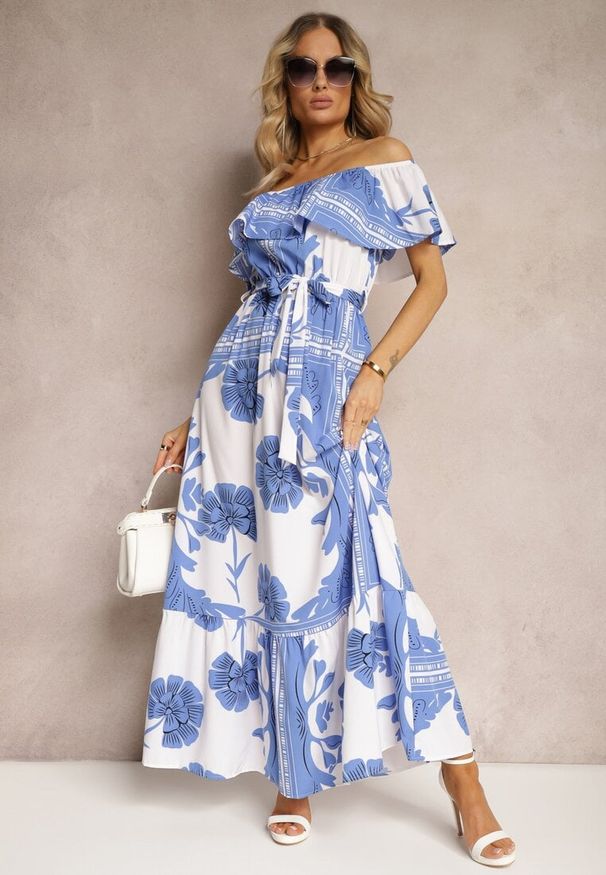 Renee - Niebiesko-Biała Hiszpanka Sukienka z Gumką w Talii i Materiałowym Paskiem z Falbankami Xoneri. Typ kołnierza: kołnierz z falbankami, dekolt hiszpanka. Kolor: niebieski. Materiał: materiał. Długość rękawa: krótki rękaw