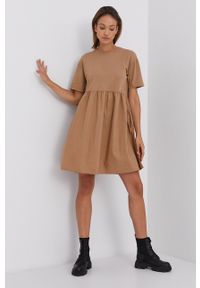 Answear Lab Sukienka kolor brązowy mini oversize. Kolor: brązowy. Materiał: materiał. Długość rękawa: krótki rękaw. Typ sukienki: oversize. Styl: wakacyjny. Długość: mini #5