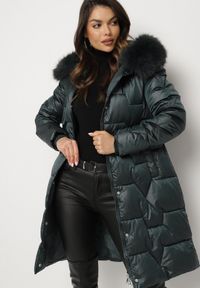 Born2be - Ciemnozielona Pikowana Kurtka o Długim Kroju Ozdobiona Paskiem i Odpinanym Futerkiem Milirra. Okazja: na spacer. Kolor: zielony. Materiał: futro. Długość: długie. Wzór: aplikacja. Styl: wizytowy, elegancki #2