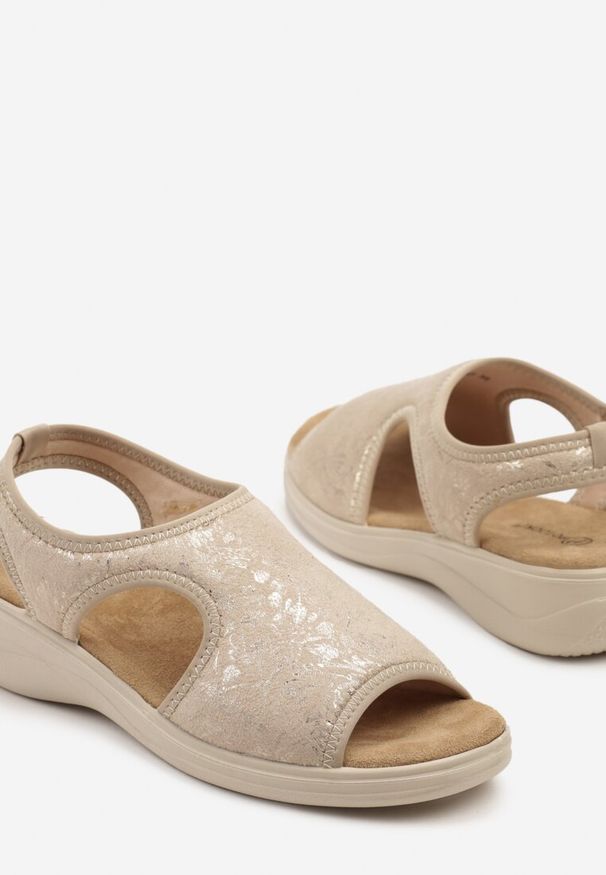 Born2be - Złote Sandały z Metalicznym Wzorem Raleldi. Okazja: na co dzień. Kolor: złoty. Materiał: jeans. Sezon: lato. Styl: casual, elegancki