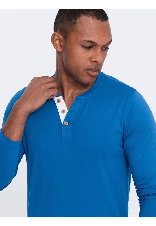 Ombre Clothing - Longsleeve męski z guzikami przy dekolcie - niebieski V2 - Rozmiar: XL. Okazja: na co dzień. Kolor: niebieski. Materiał: dzianina, jersey, bawełna. Długość rękawa: długi rękaw. Wzór: aplikacja. Styl: casual, klasyczny