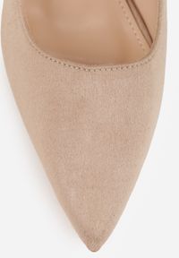 Renee - Ciemnobeżowe Czółenka na Słupku Ozdobione Paskiem i Metaliczną Aplikacją Lannethe. Okazja: na randkę. Zapięcie: pasek. Kolor: beżowy. Wzór: aplikacja. Obcas: na słupku. Styl: klasyczny #5