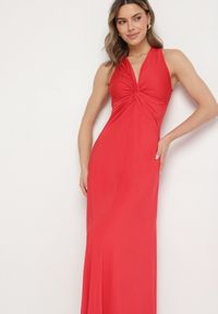 Born2be - Czerwona Rozkloszowana Sukienka Bez Rękawów z Wiskozą Zdobiona Marszczeniem Folenissa. Okazja: na imprezę. Typ kołnierza: kokarda, dekolt w kształcie V. Kolor: czerwony. Materiał: wiskoza. Długość rękawa: bez rękawów. Wzór: aplikacja. Typ sukienki: rozkloszowane #7