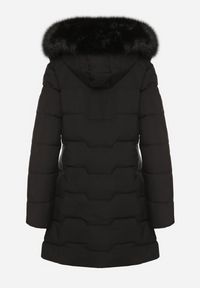 Born2be - Czarna Taliowana Kurtka z Pikowanymi Przeszyciami i Kapturem z Futrem Mundria. Okazja: na co dzień. Kolor: czarny. Materiał: futro. Styl: klasyczny, casual, elegancki #3