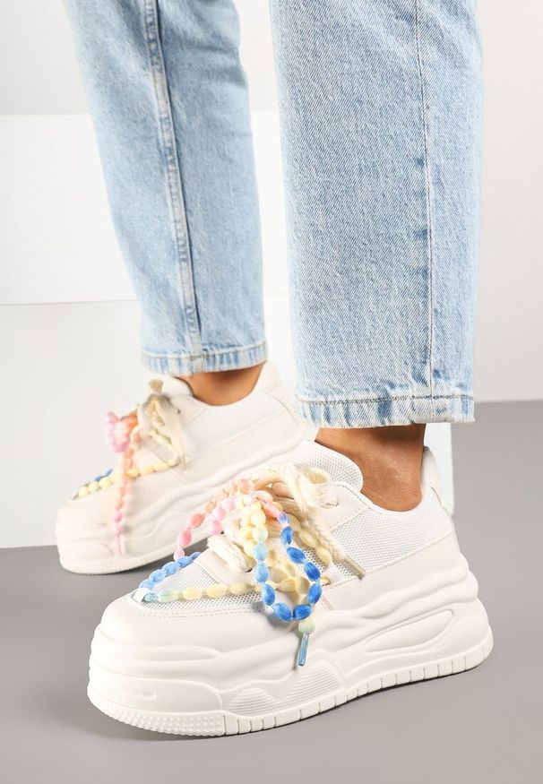 Renee - Beżowe Sneakersy na Platformie z Koralikami Amovanna. Okazja: na co dzień. Kolor: beżowy. Materiał: jeans. Wzór: aplikacja. Obcas: na platformie