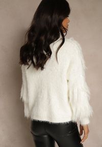 Renee - Jasnobeżowy Kardigan z Dzianiny z Wełną Imitującą Pióra z Perłowymi Guzikami Meviatta. Kolor: beżowy. Materiał: dzianina, wełna. Styl: glamour #3