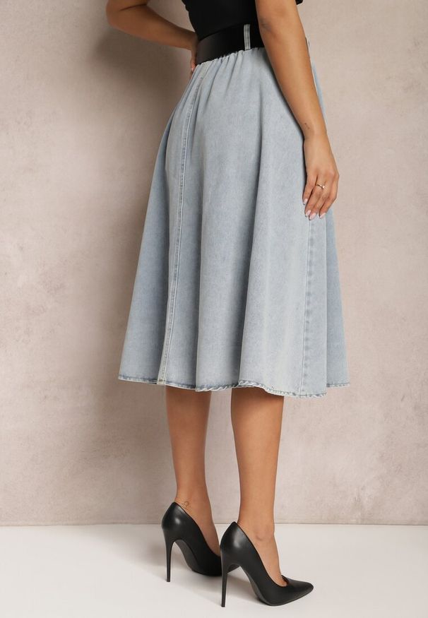 Renee - Jasnoniebieska Rozkloszowana Spódnica Jeansowa Midi z Paskiem Wendlla. Kolor: niebieski. Materiał: jeans