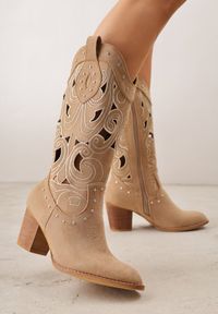 Renee - Ciemnobeżowe Ażurowe Botki Kowbojki VICES na Stożku Zdobione Nitami Sennatea. Okazja: na spacer. Kolor: beżowy. Materiał: zamsz, jeans. Wzór: ażurowy, aplikacja. Sezon: lato. Obcas: na stożku. Styl: elegancki, boho. Wysokość obcasa: średni #9