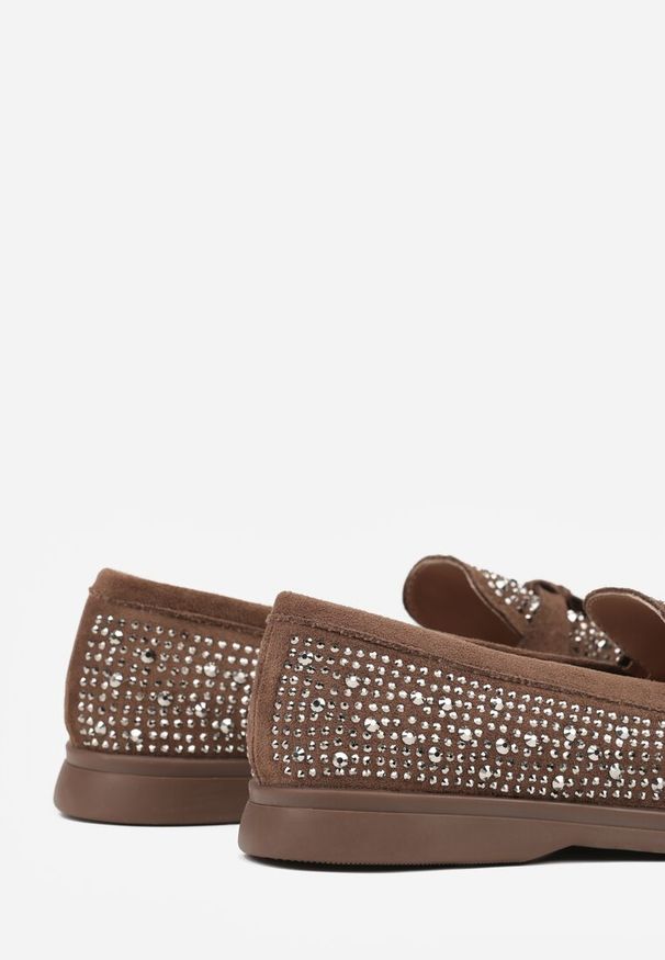 Renee - Brązowe Mokasyny z Cyrkoniami i Ozdobami Distantsteam. Okazja: na co dzień. Kolor: brązowy. Materiał: jeans. Wzór: aplikacja. Styl: glamour, casual