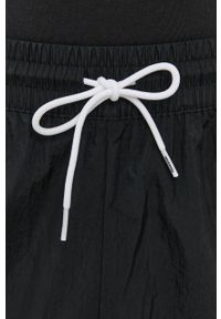 Reebok Spodnie męskie kolor czarny gładkie. Kolor: czarny. Materiał: materiał. Wzór: gładki
