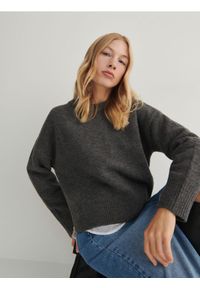 Reserved - Gładki sweter - ciemnoszary. Kolor: szary. Materiał: wełna, dzianina. Wzór: gładki