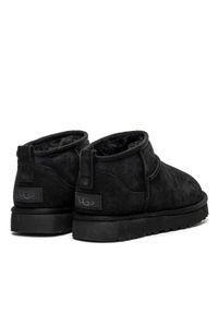 Ugg - Buty zimowe damskie UGG W Classic Ultra Mini (1116109-BLK). Wysokość cholewki: przed kostkę. Kolor: czarny. Materiał: jeans, wełna, zamsz, materiał. Szerokość cholewki: normalna. Sezon: zima. Styl: klasyczny, elegancki