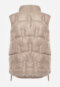 Renee - Ciemnobeżowa Kamizelka Pikowana Ozdobiona Troczkami i Stójką Terinora. Okazja: na co dzień. Typ kołnierza: kołnierzyk stójkowy. Kolor: beżowy. Materiał: jeans. Wzór: aplikacja. Styl: casual, elegancki #7