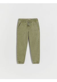 Reserved - Wysokoelastyczne spodnie jogger - ciemnozielony. Kolor: zielony. Materiał: bawełna, tkanina #1