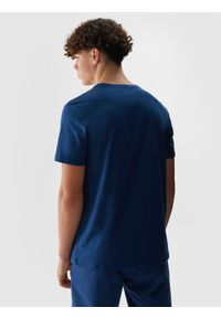 4f - T-shirt regular z nadrukiem męski - denim. Okazja: na co dzień. Kolor: niebieski. Materiał: denim. Długość rękawa: krótki rękaw. Długość: krótkie. Wzór: nadruk. Styl: casual, sportowy