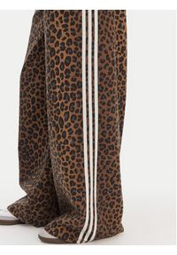 Adidas - adidas Jeansy KA2680 Brązowy Loose Fit. Kolor: brązowy #2