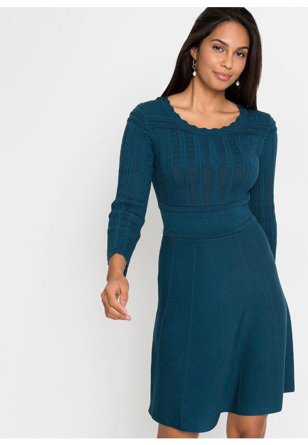 bonprix - Sukienka dzianinowa z ażurowym wzorem. Kolor: niebieski. Materiał: dzianina, wiskoza. Wzór: ażurowy