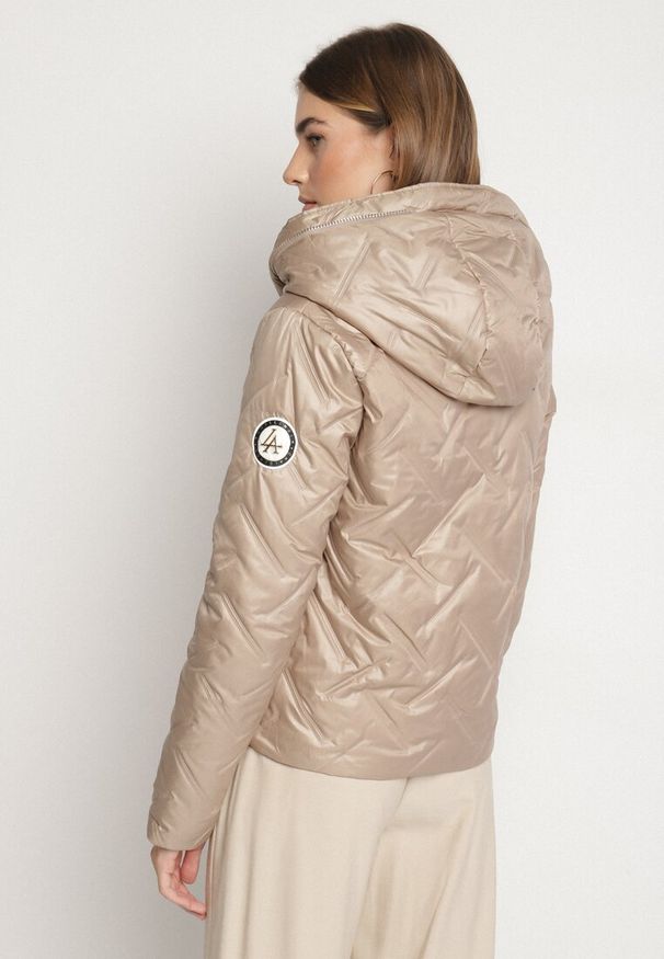 Born2be - Ciemnobeżowa Pikowana Kurtka z Kapturem Ozdobiona Naszywką Rilumia. Okazja: na co dzień. Typ kołnierza: kaptur. Kolor: beżowy. Materiał: jeans. Wzór: aplikacja. Styl: casual