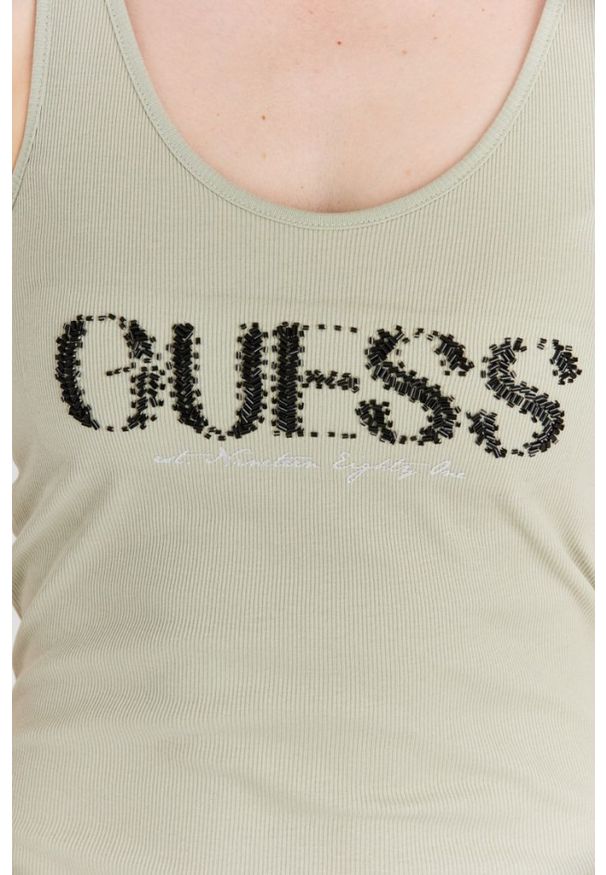 Guess - GUESS Jasnozielony top damski z logo z koralików, Rozmiar M. Kolor: zielony. Materiał: prążkowany, bawełna. Wzór: nadruk