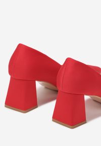 Renee - Czerwone Czółenka Ritual. Nosek buta: szpiczasty. Zapięcie: bez zapięcia. Kolor: czerwony. Materiał: materiał. Wzór: geometria, gładki. Obcas: na obcasie. Styl: klasyczny. Wysokość obcasa: średni #5