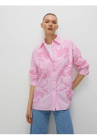 Reserved - Bawełniana koszula z ażurowym haftem - różowy. Kolor: różowy. Materiał: bawełna. Wzór: ażurowy, haft