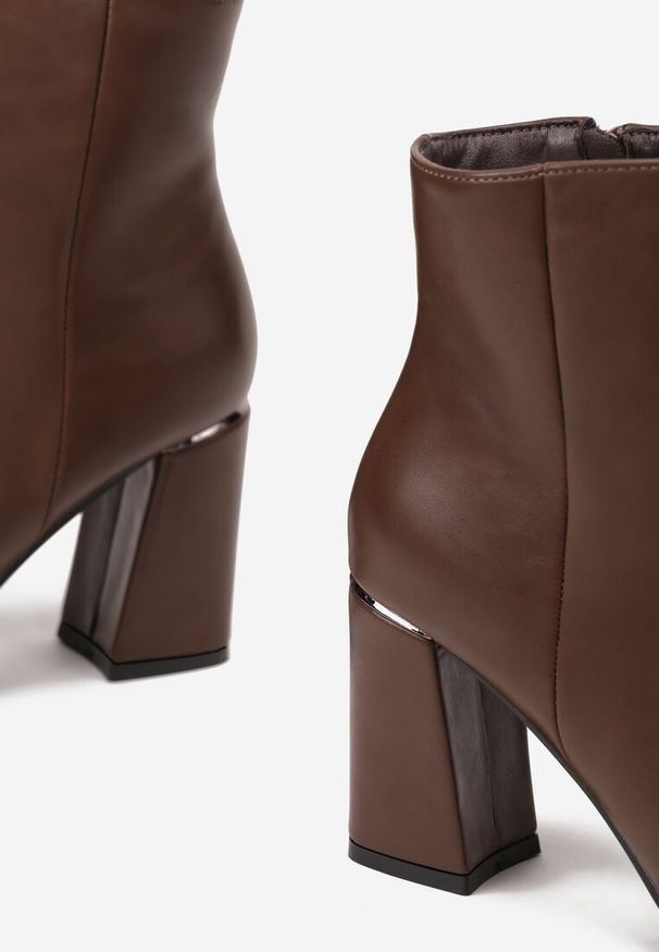 Renee - Ciemnobrązowe Botki na Słupku Vices Ozdobione Przeszyciem Illvine. Okazja: na co dzień, na spotkanie biznesowe. Kolor: brązowy. Wzór: aplikacja. Obcas: na słupku. Styl: casual, biznesowy, elegancki