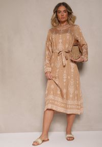 Renee - Beżowa Pudełkowa Sukienka Boho w Etniczne Wzory z Paskiem Lisalenea. Okazja: na co dzień. Kolor: beżowy. Długość rękawa: długi rękaw. Sezon: lato. Styl: boho #5
