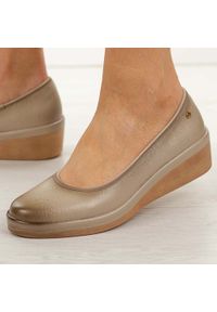 Beżowe skórzane półbuty damskie Vinceza 39987. Okazja: na co dzień. Nosek buta: okrągły. Kolor: beżowy. Materiał: skóra. Szerokość cholewki: normalna. Sezon: wiosna, jesień, lato. Obcas: na koturnie. Styl: casual, elegancki, klasyczny #1