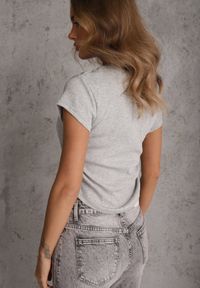 Renee - Szary Dopasowany T-shirt z Marszczeniem z Bawełnianej Tkaniny w Prążki Assarena. Okazja: na co dzień. Kolor: szary. Materiał: bawełna, tkanina. Wzór: prążki. Styl: casual, elegancki #2