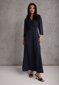 Renee - Granatowa Elegancka Sukienka o Kopertowym Kroju Zdobiona Aplikacją w Talii Zilendra. Kolor: niebieski. Wzór: aplikacja. Typ sukienki: kopertowe. Styl: elegancki #6