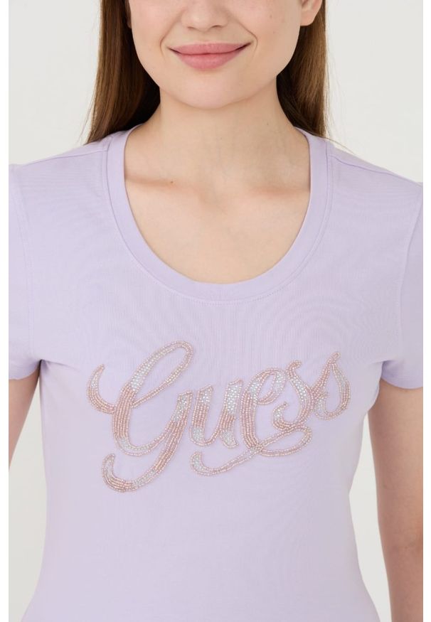Guess - GUESS Lawendowy damski t-shirt Script, Rozmiar S. Kolor: fioletowy